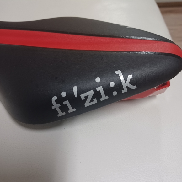 FIZIK Saddle - Picture 1 of 4